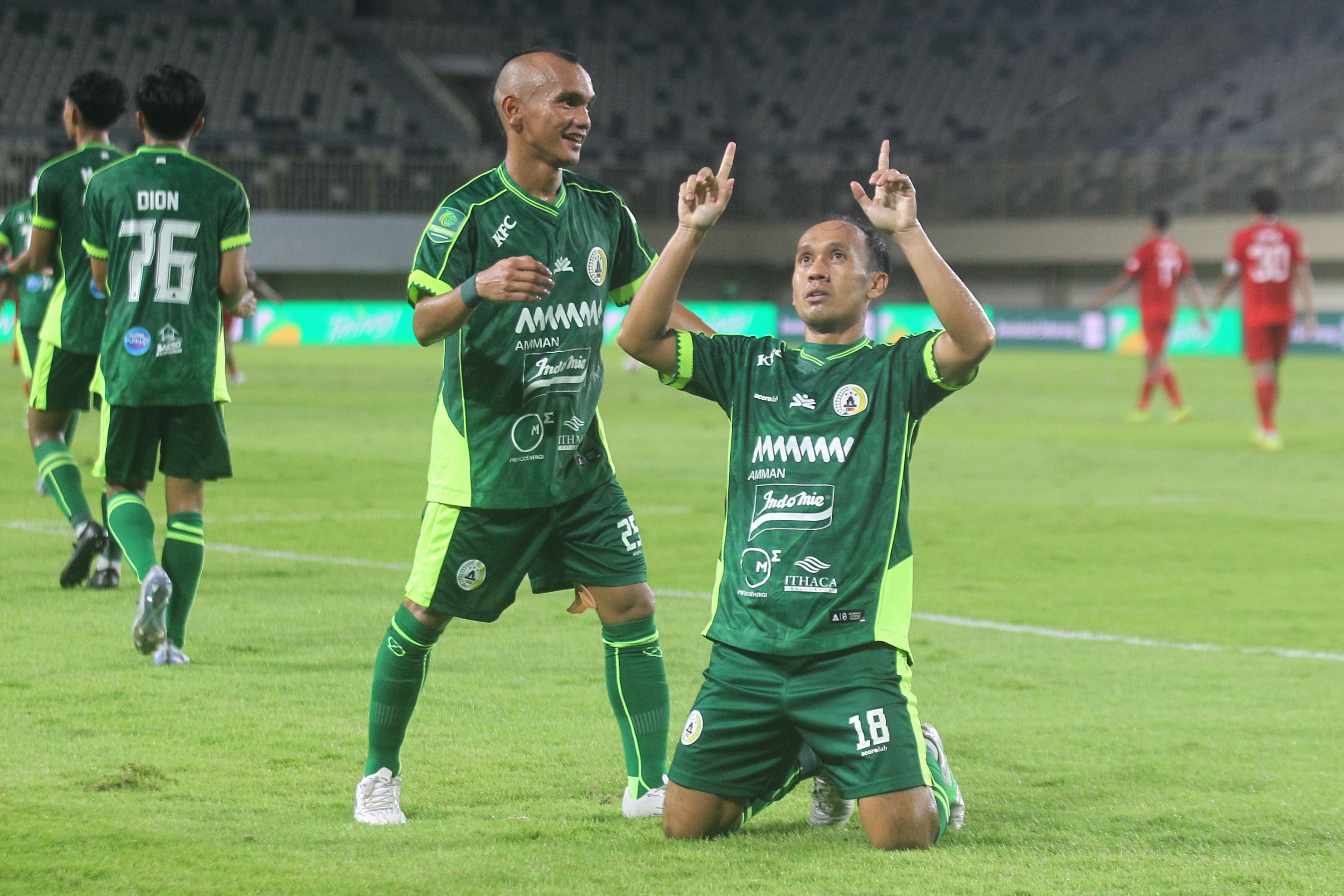 Ichsan Pratama melakukan selebrasi usai mencetak gol kedua bagi PSS Sleman saat pertandingan melawan Persipal Palu dalam lanjutan Liga 2, di MagIS, Sleman, tadi malam (28/12). 