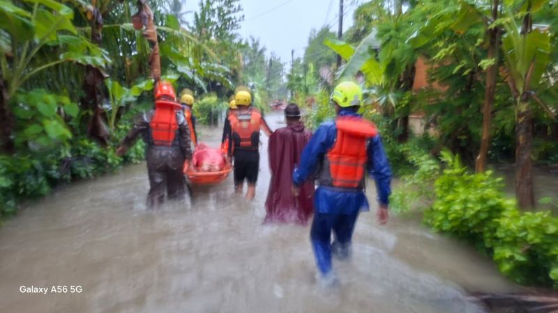 EVAKUASI: Lansia sedang dievakuasi saat banjir melanda Padukuhan Ceme 2, Kalurahan Srigading, Kapanewon Sanden Sabtu (27/12)