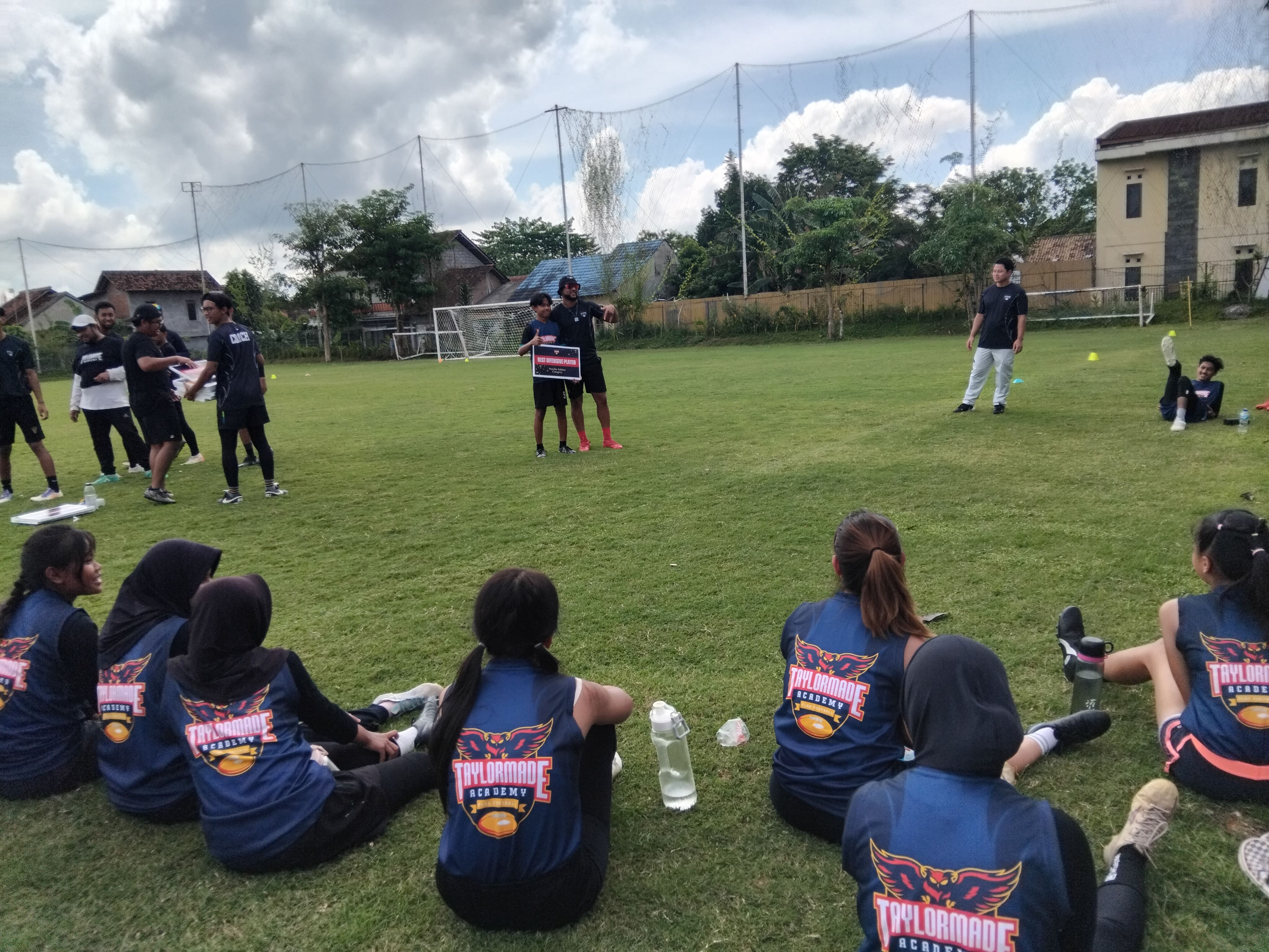 Para atlet Jogjakarta saat mengikuti program pengembangan atlet Flag Football di Maguwoharjo Football Park, Minggu (28/12)