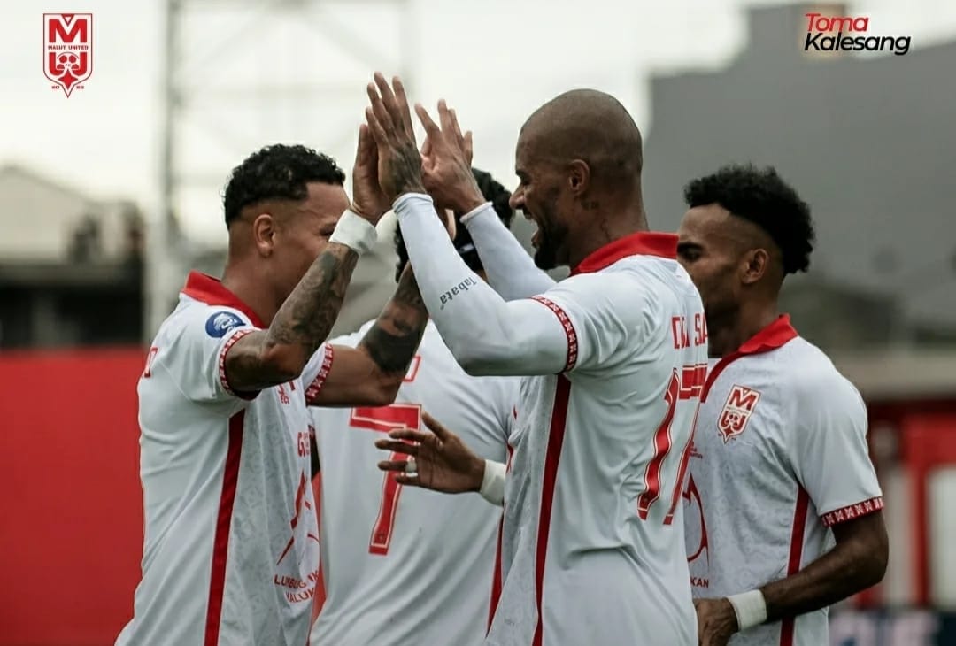 Selebrasi para pemain Malut United dalam kemenangan atas Borneo FC