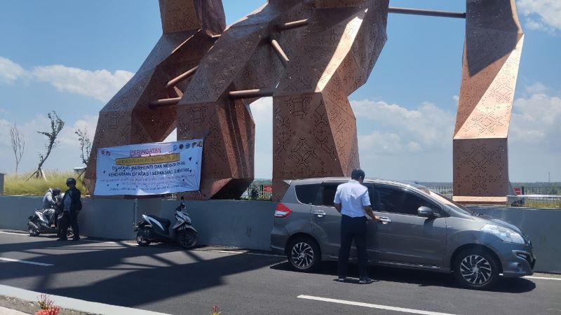 JADI JUJUKAN: Jembatan Kabanaran yang saat ini menjadi salah satu ikon wilayah DIY sisi selatan. Namun masih banyak kendaraan yang parkir di tengah jembatan.