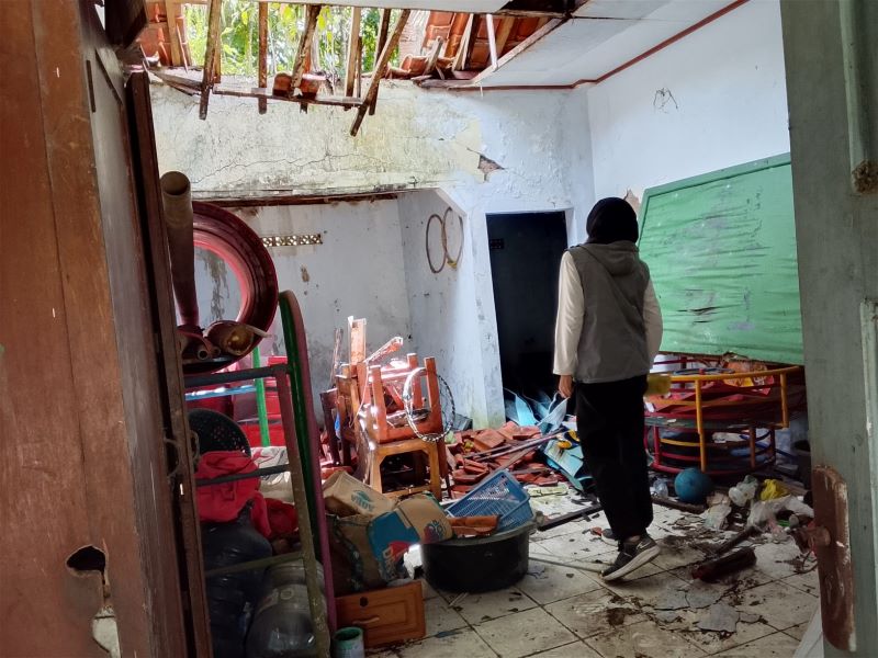 CEK KONDISI: Petugas BPBD Kebumen melakukan asesmen di fasilitas SDN 2 Kritig, Kecamatan Petanahan yang ambruk diterjang hujan disertai angin kencang.