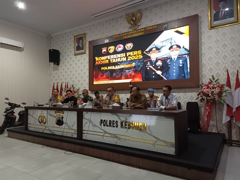 CAPAIAN KINERJA: Kapolres Kebumen AKBP Eka Baasith Syamsuri memimpin rilis akhir tahun Senin (29/12).