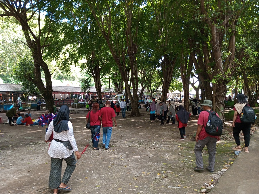 NAIK SIGNIFIKAN: Wisatawan terlihat sedang duduk-duduk di area Pantai Baron&nbsp;Senin&nbsp;(29/12/2025).