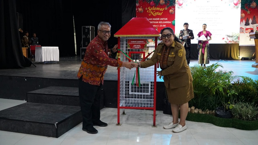 Hary sedang memberikan tempat daur ulang sampah kepada Bupati Gunungkidul Endah Subekti Kuntariningsih.