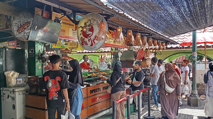 LARIS :&nbsp;Gerai Apem Beras Bu Wanti saat didatangi pembeli, salah satu destinasi wisata kuliner di Pasar Ngasem itu laris manis diserbu wisatawan.