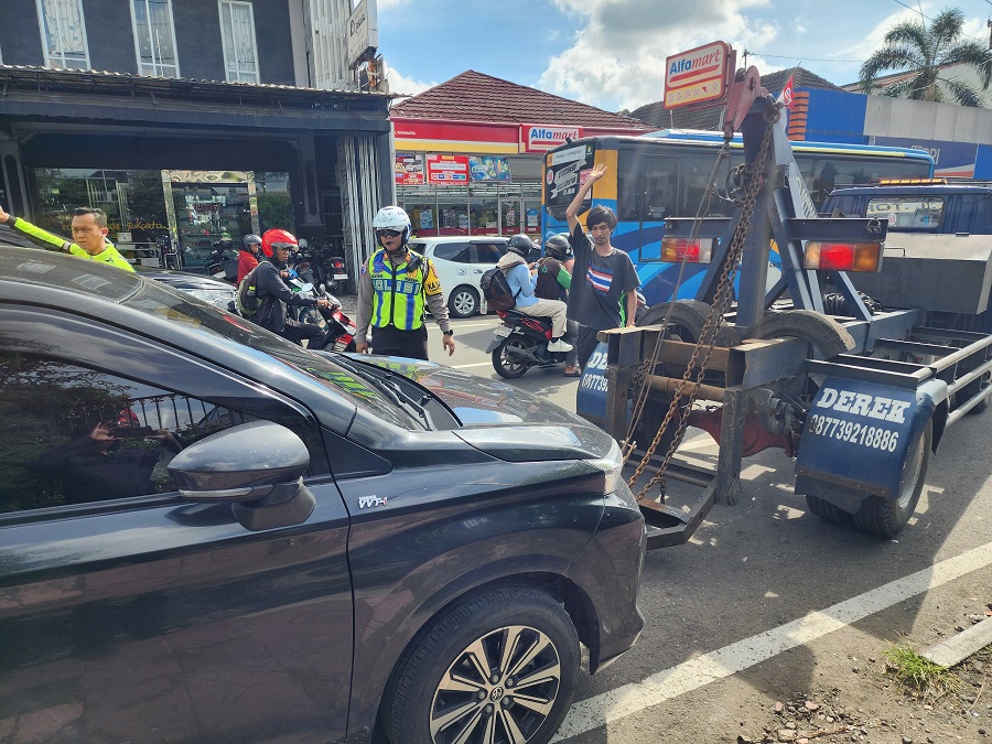 TEGAS:&nbsp;Mobil milik wisatawan diderek oleh Satlantas Polresta Jogja karena melanggar rambu larangan parkir di Jalan Pasar Kembang,&nbsp;Minggu (29/12/2025).