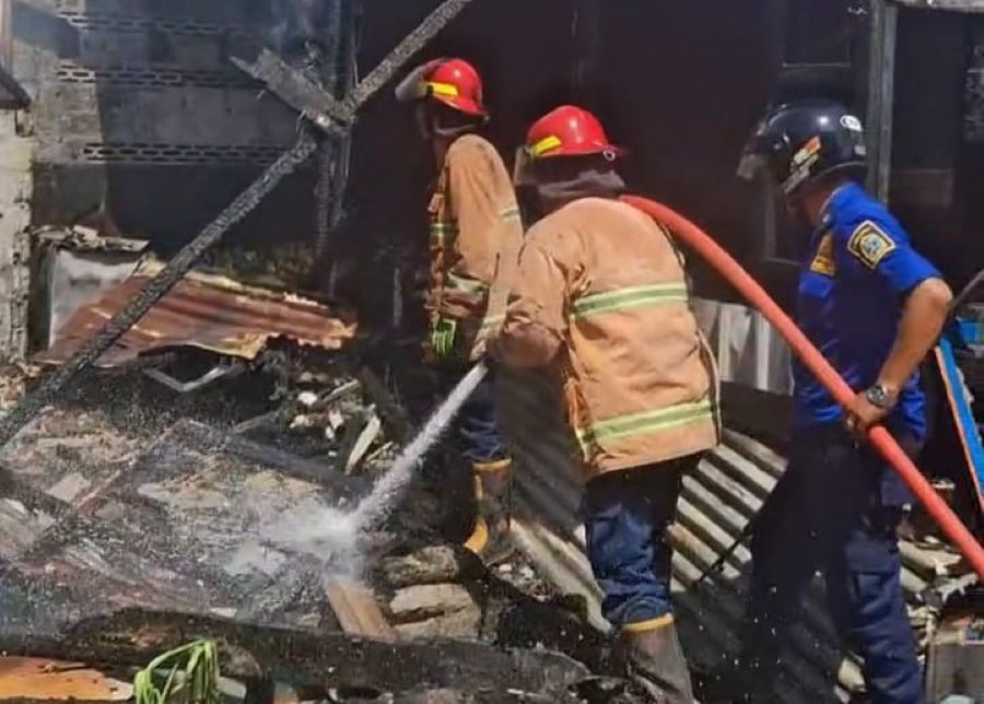 Proses pemadaman api yang melahap warung makan di Baleharjo Wonosari.
