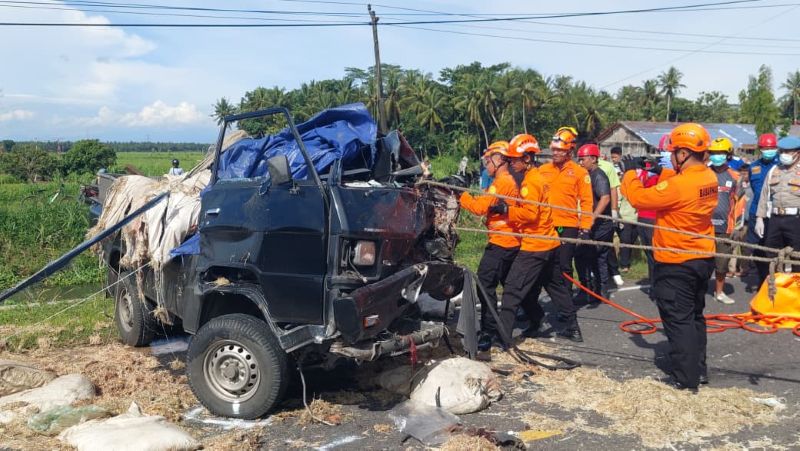 EVAKUASI: Personel Basarnas dan Kepolisian mencoba mengeluarkan korban dari bangkai truk.