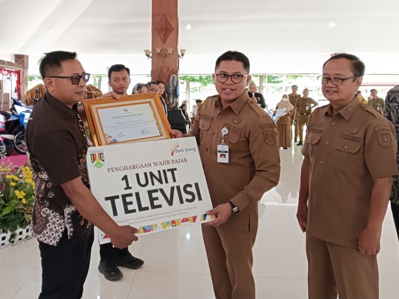 SIMBOLIS: Wali Kota Magelang saat memberikan penghargaan kepada wajib pajak teladan di Pendopo Pengabdian Senin (29/12).