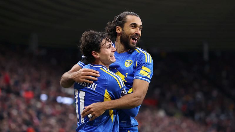 Selebrasi Dominic Calvert-Lewin bersama Aaronson dalam hasil imbang Leeds United atas Sunderland