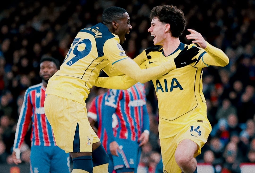 Selebrasi Archie Gray bersama Randal Kolo Muani dalam kemenangan 1-0 Tottenham Hotspur atas Crystal Palace