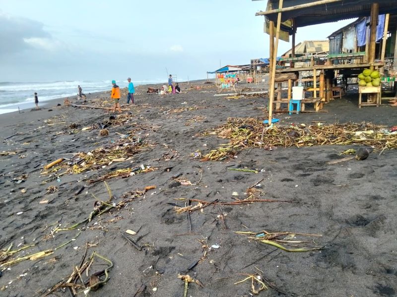 TERBAWA ARUS: Sampah ranting pohon, pelepah pisang, dan sampah lainnya yang hanyut hingg ke arena pantai selatan Bantul Selasa (30/12).