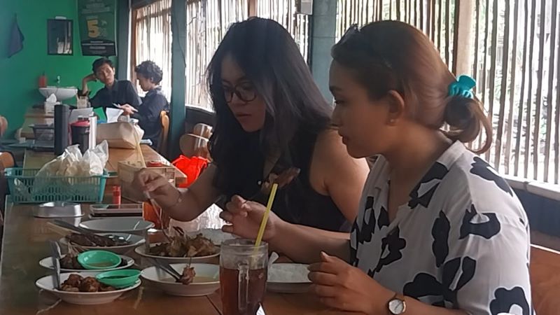 Para pengunjung Sate Klatak Pak Jede saat menikmati kelezatan sate klatak.