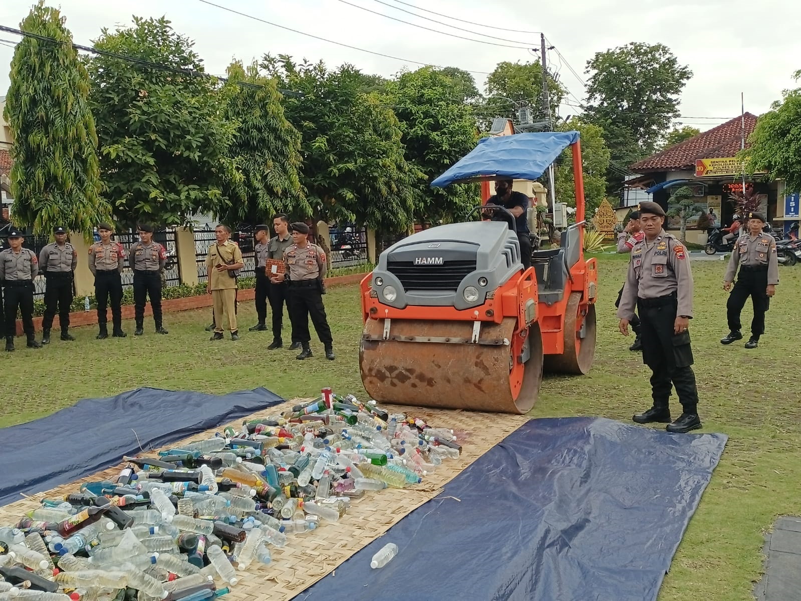 Polres Kebumen memusnahkan ribuan botol miras hasil operasi menggunakan alat berat. (M Hafied/Radar Jogja)