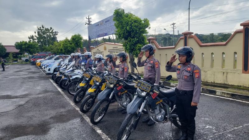 SIAP: Personel Satlantas Polres Kulon Progo menyiapkan kendaraan pada Apel Operasi Lilin Progo.&nbsp;