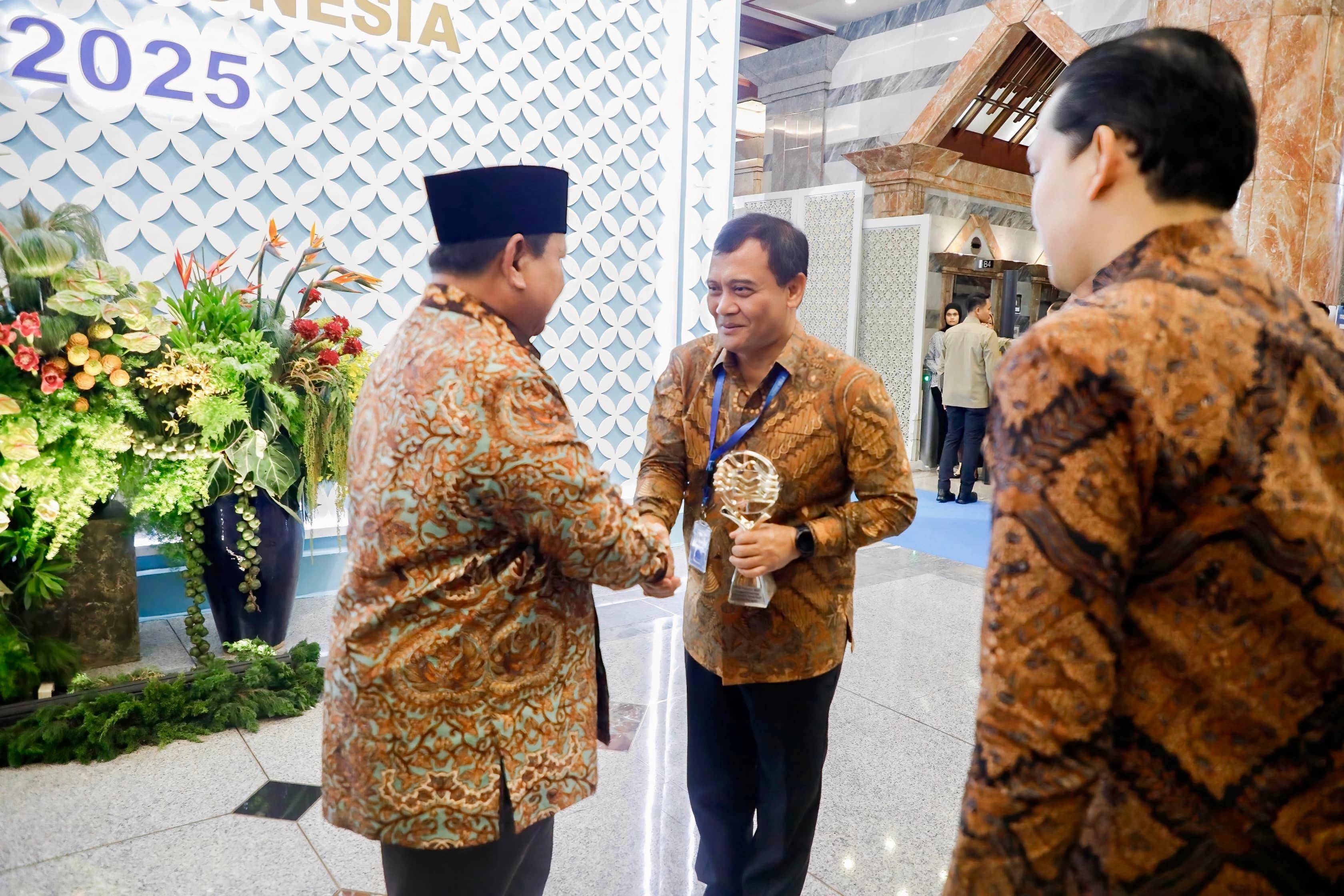 Gubernur Jawa Tengah Ahmad Luthfi bersalaman dengan Presiden Prabowo