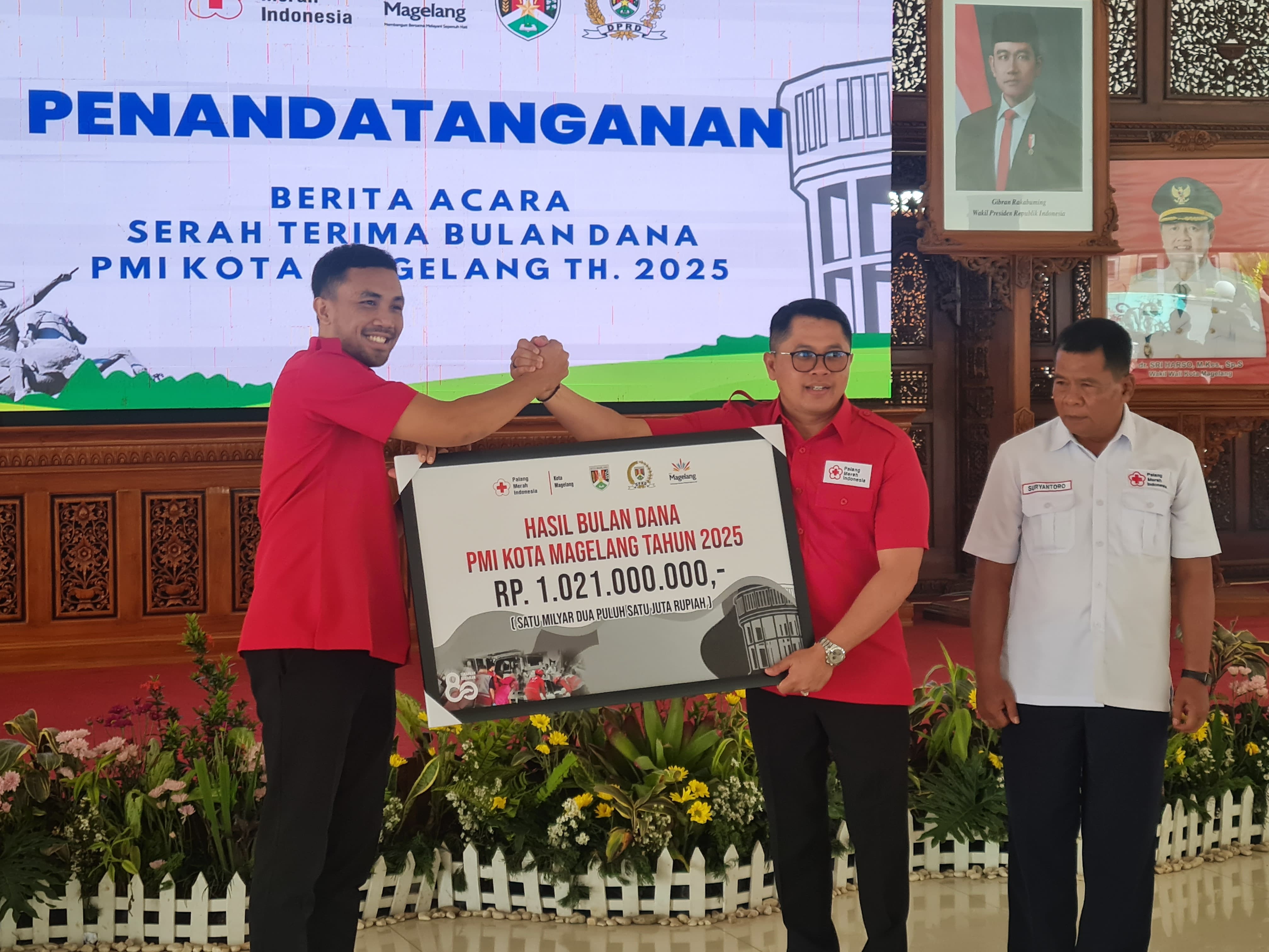 Penyerahan hasil Bulan Dana PMI tahun 2025 di Pendopo Pengabdian, Selasa (30/12).