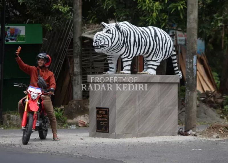Patung Macan Putih Viral di Kediri.