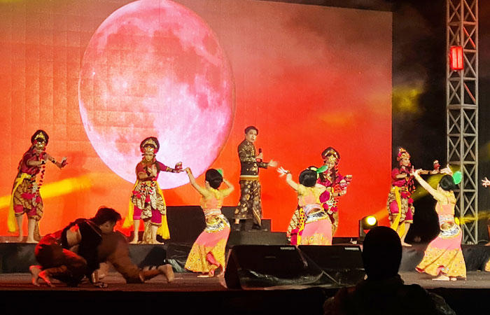 ATRAKTIF: Para penari tampak semangat membawakan tarian pada Pagelaran Sabang Merauke di Taman Lumbini, kompleks Candi Borobudur, Selasa malam (30/12).