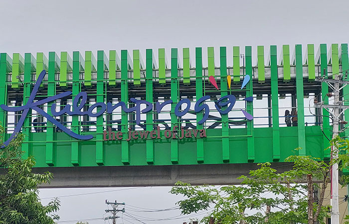 BUKAN PARE ANOM: Warna jembatan penyeberangan orang (JPO) di Kota Wates, Kulon Progo ikut disorot. Warnanya tidak ikut pakem Keraton Jogja, hijau kuning. Tapi hijau biru.