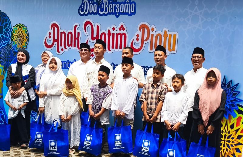Jajaran pimpinan DPD PAN Sleman bersama anak yatim piatu usai menggelar doa bersama di rumah PAN Sleman Selasa (30/12).