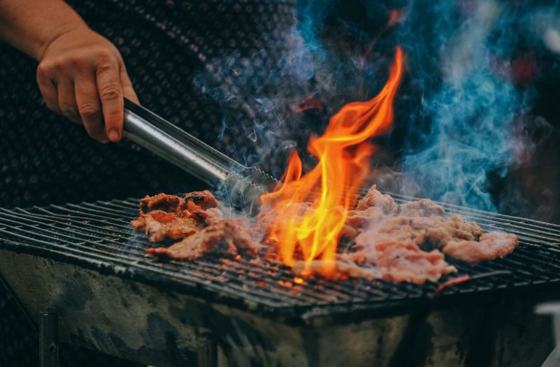 Asap BBQ kadang kala meninggalkan bau menyengat meski aktivitas bakar-bakar sudah selesai.