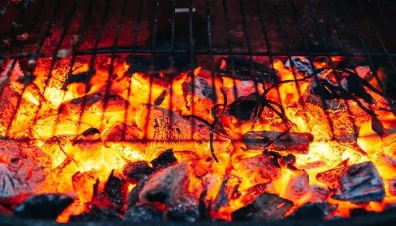 Bara api dari arang dapur untuk bakar-bakaran malam pergantian tahun.