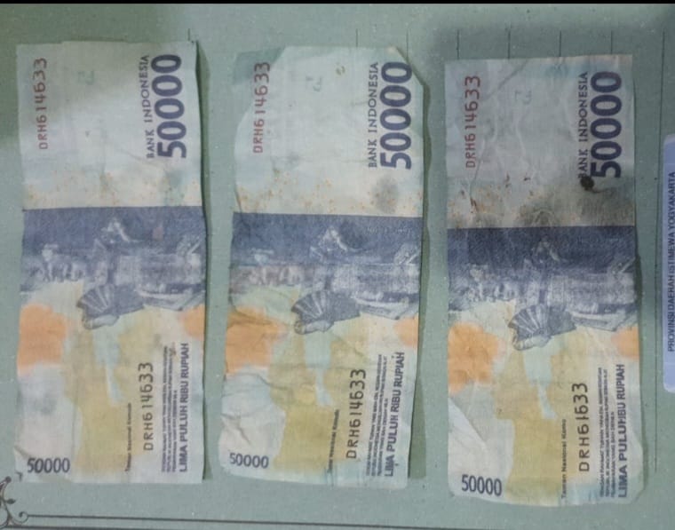 Barang bukti uang palsu yang digunakan pelaku MR untuk membeli daging dan diamankan Polsek Mergangsan, Rabu (31/12).