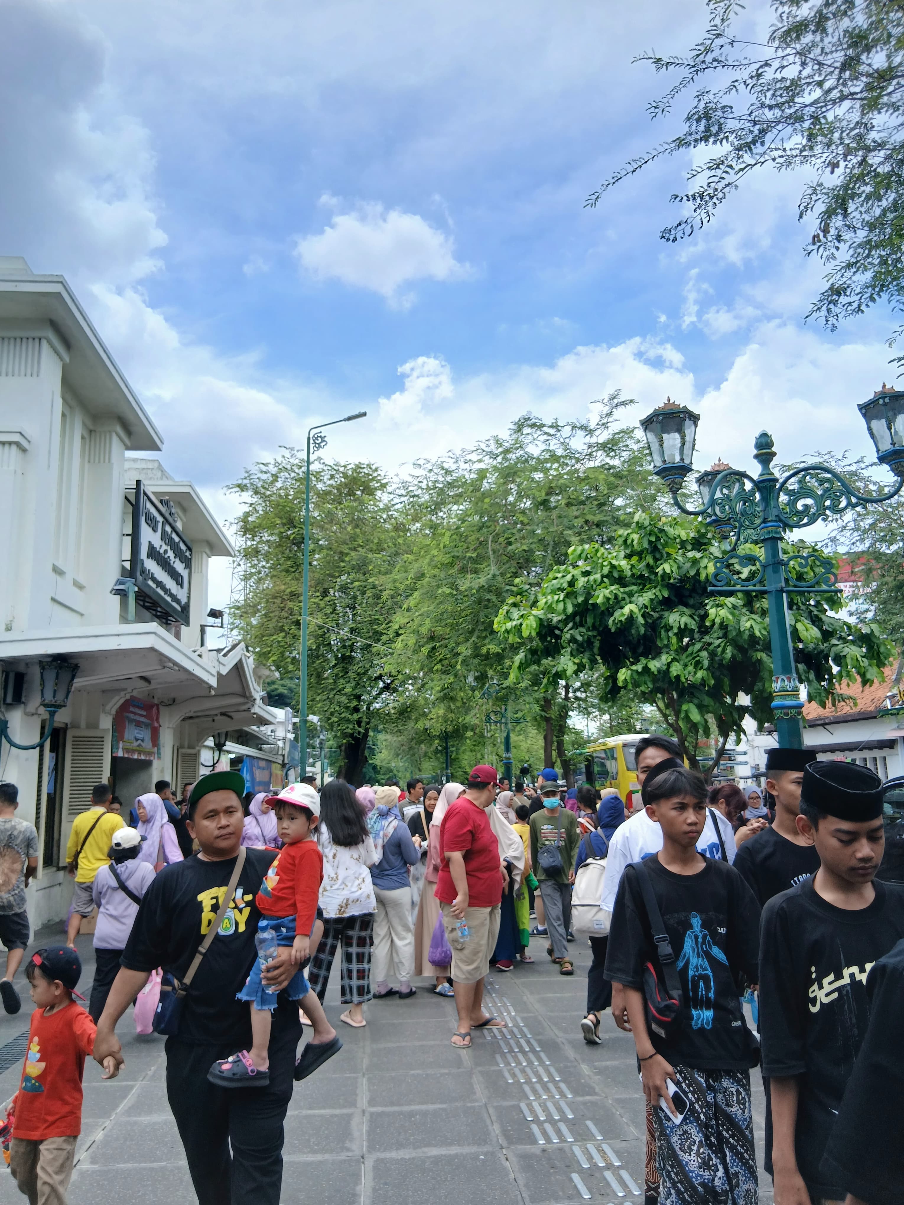 Kunjungan wisata Malioboro yang semakin padat menjelang malam pergantian tahun, Rabu (31/12/2025).