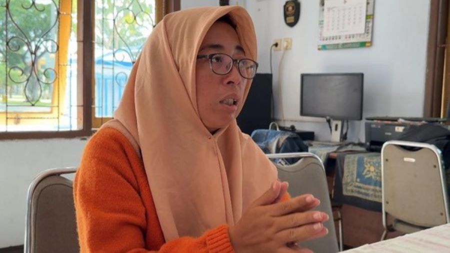 Nur Aini, seorang Aparatur Sipil Negara (ASN) yang bertugas di SD Negeri 2 Mororejo, Kecamatan Tosari