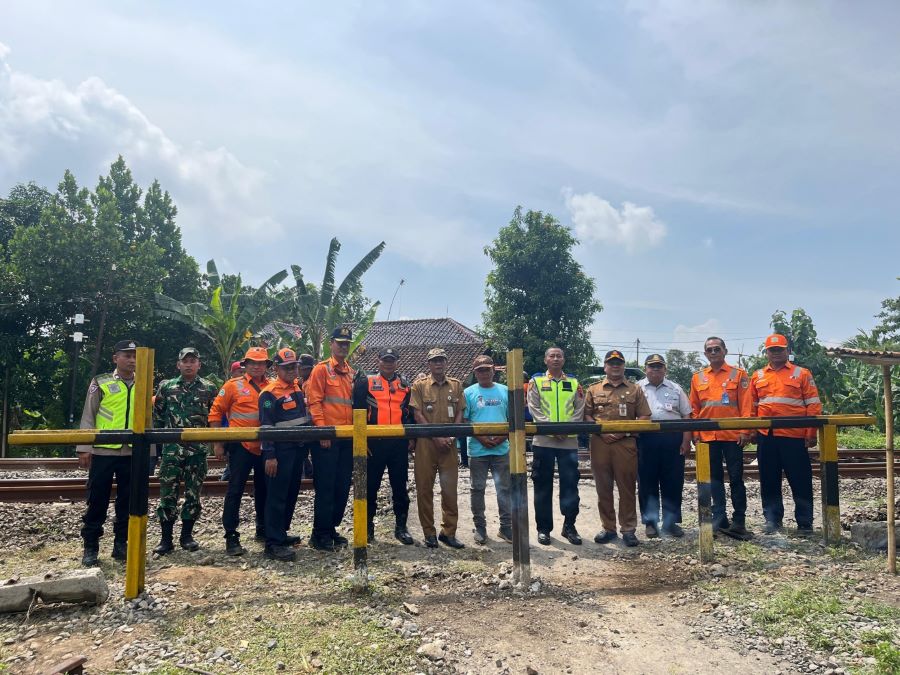 Dishub Kabupaten Pekalongan dan pihak PT KAI menutup total perlintasan tanpa palang pintu, usai terjadi kecelakaan yang mengakibatkan satu ibu dan dua anak tewas.