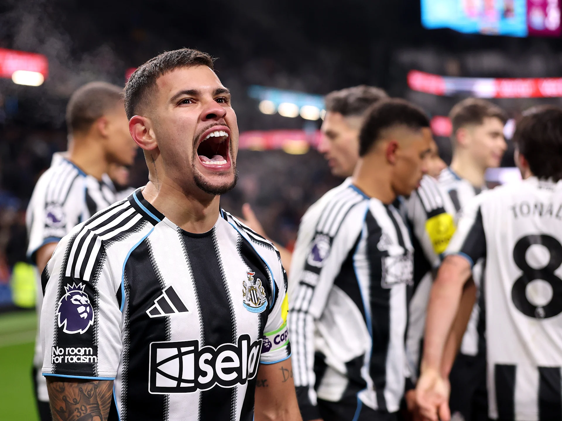 Para pemain Newcastle United rayakan kemenangan atas Burnley