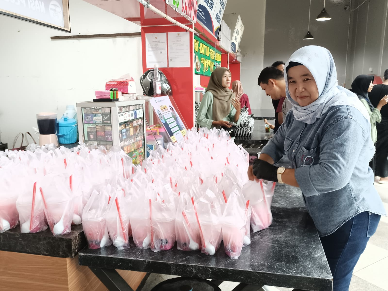 Pedagang di sentra kuliner Kapal Mendoan sedang bersiap menyajikan makanan sebelum dibagikan secara gratis kepada masyarakat pada malam pergantian tahun, Rabu (31/12). (M Hafied/Radar Jogja)