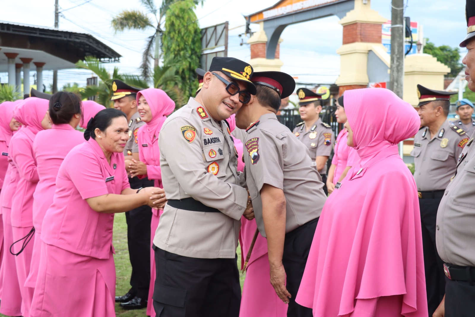 Kapolres Kebumen AKBP Eka Baasith Syamsuri memberikan ucapan selamag kepada personel yang baru saja menerima kenaikan pangkat satu tingkat. (Dokumentasi Polres Kebumen)  &nbsp;