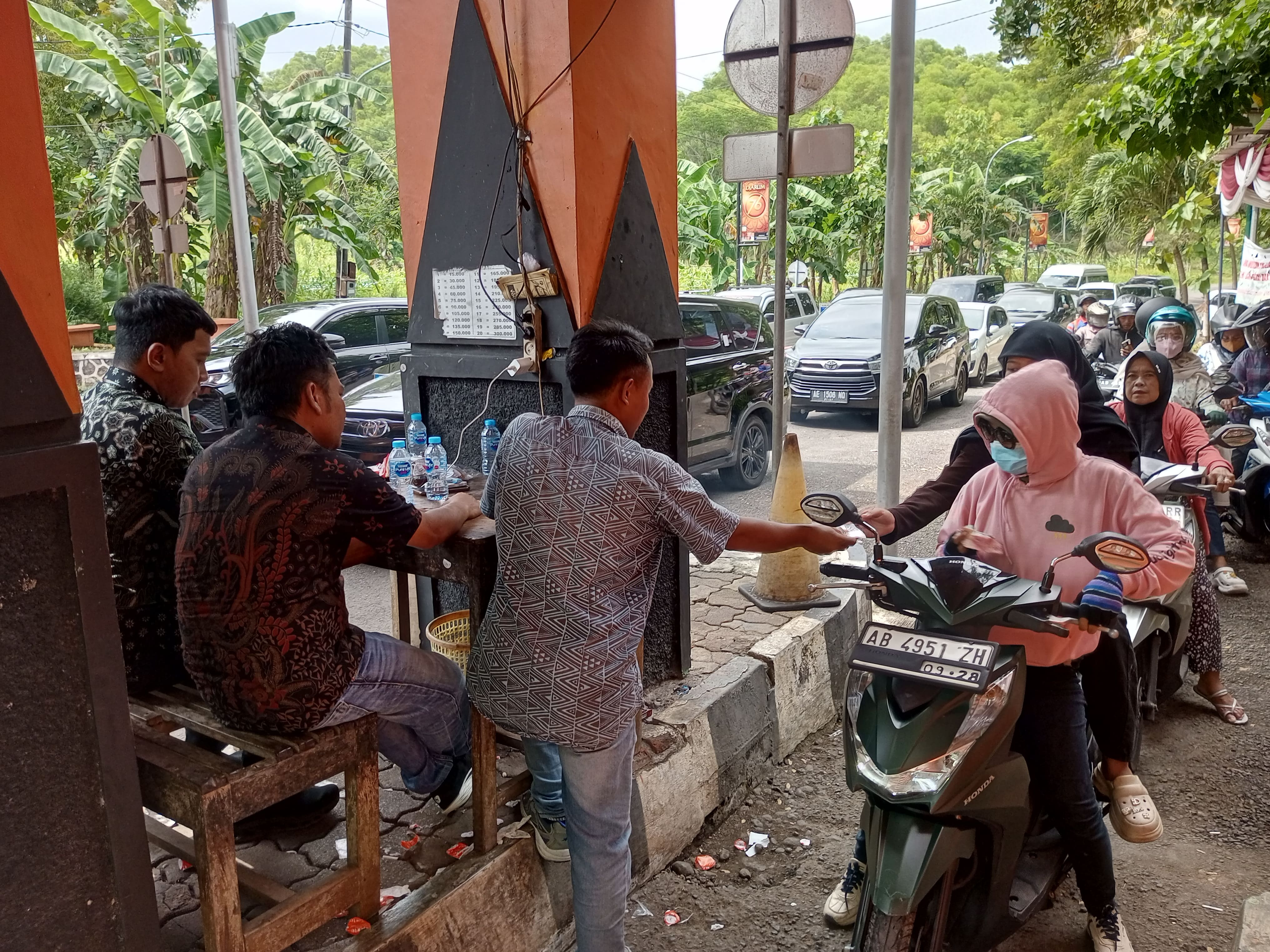 &nbsp;Petugas Pos TPR Baron sedang melayani kunjungan wisatawan yang hendak berlibur ke kawasan pantai selatan pada Kamis (1/1).