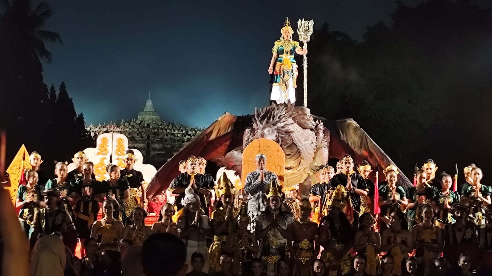 Borobudur Moon edisi spesial akhir tahun menyajikan pengalaman berbeda, Rabu malam (31/12).
