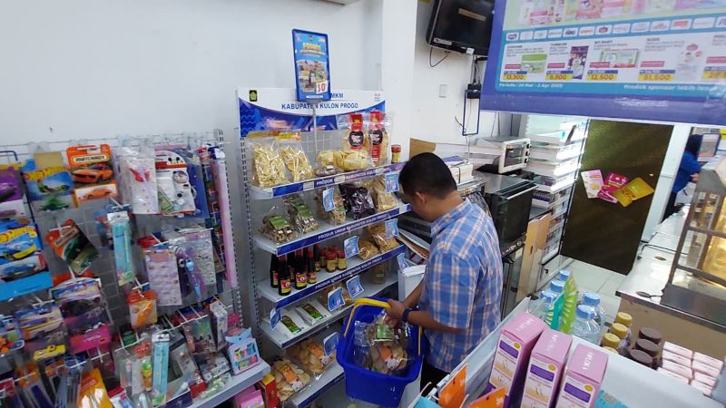 BERBELANJA: Wakil Bupati Kulon Progo memilih produk di Tomira Wates.&nbsp;