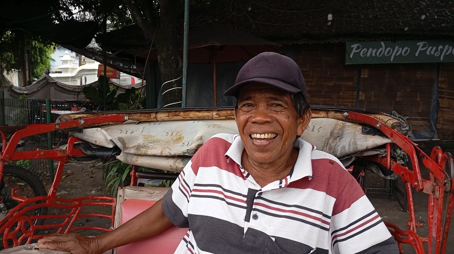 CAPTION: Tukang becak kayuh Tugiman saat ditemui di kawasan Nol Kilometer, Kamis (1/1/2026).