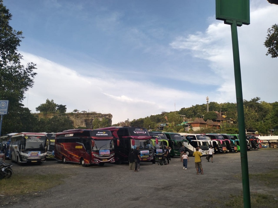 Suasana buus pariwisata terparkir di obwis Tebing Breksi.