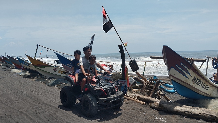 BERLIBUR: Wisatawan sedang mengendarai ATV di Pantai Baru Kamis (1/1/2026).