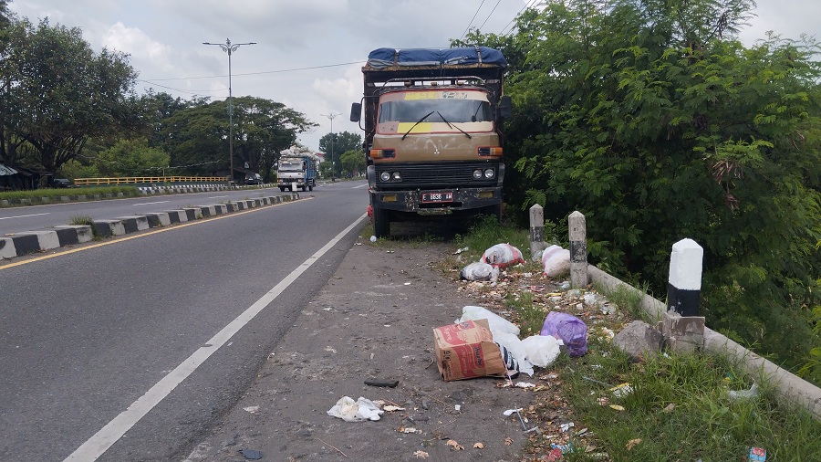 BERSERAKAN DI JALAN: Sampah yang berada di Ringroad timur&nbsp;Kamis (1/1/2026).