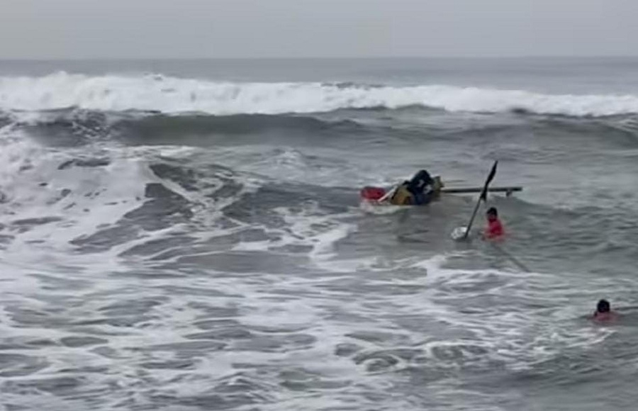 LAKA LAUT: Dua Nelayan di Pantai Depok sedang di evakuasi saat perahunya terbalik Kamis (1/1/2026).