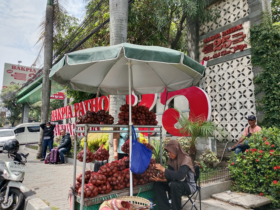 Penjual salak di sepanjang Jalan Solo.  &nbsp;