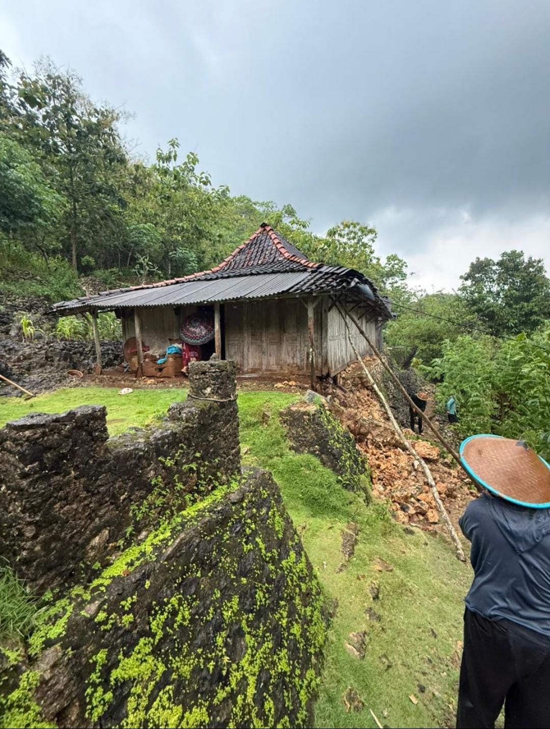 Salah satu rumah warga di Kapanewon Rongkop Gunungkidul terdampak longsor akibat hujan dengan intensitas tinggi pada Rabu malam (31/12).  &nbsp;