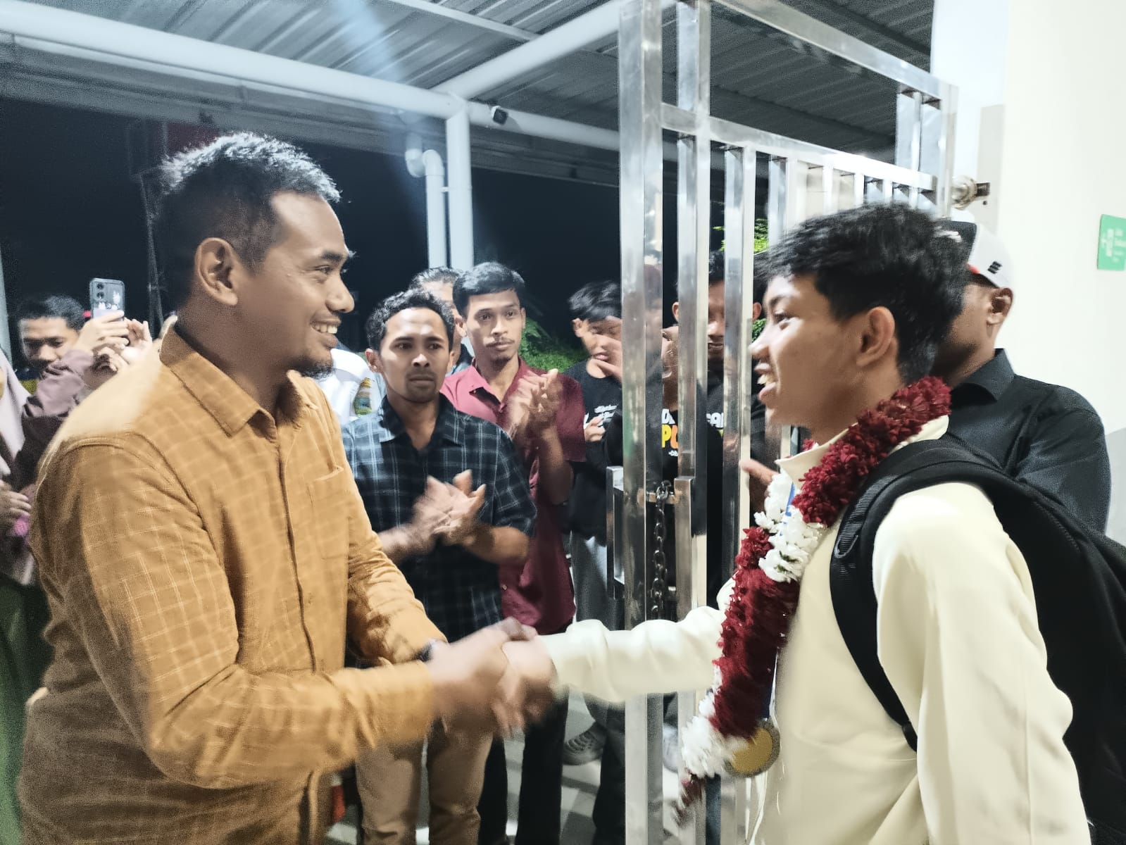 MERIAH : Kedatangan kapten Timnas Futsal Indonesia U-16 Akmal Nashrur Rizqi di Stasiun Kebumen pada Rabu (31/2) malam disambut rombongan keluarga dan warga Desa Kedawung, Kecamatan Pejagoan.