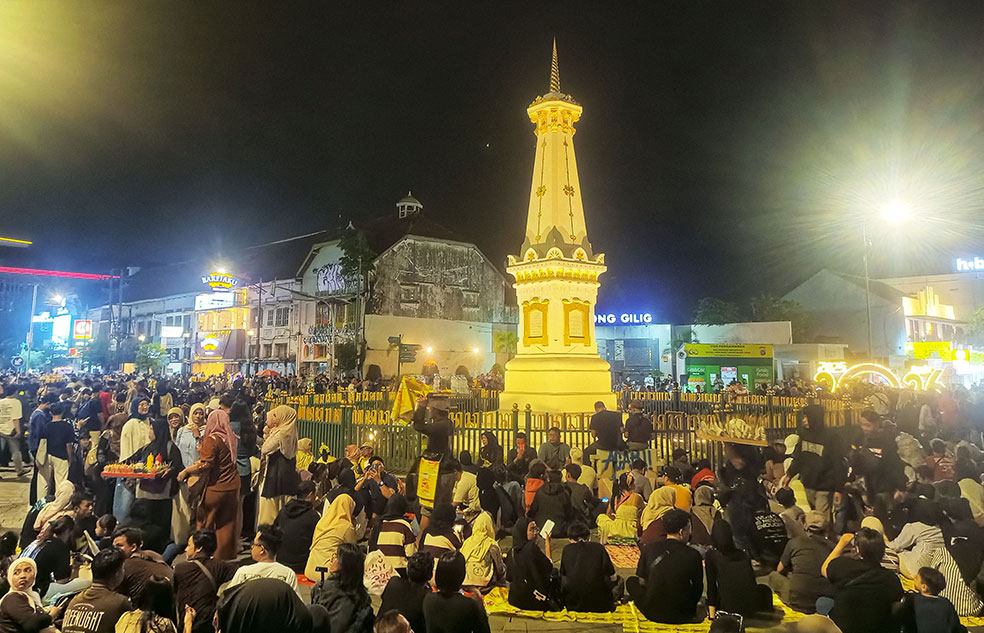 Wisatawan memadati kawasan Tugu Jogja jelang momen pergantian tahun baru, kemarin (31/12). Sektor industri pariwisata masih menjadi penopang utama pertumbuhan ekonomi di wilayah DIJ.