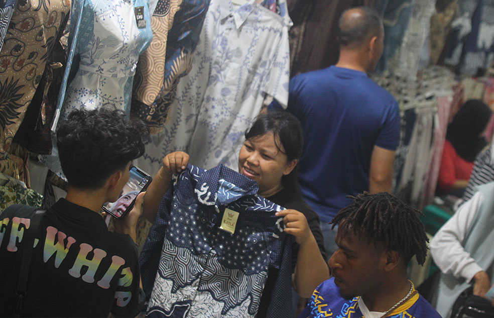 Wisatawan memilih baju batik sebagai oleh-oleh yang dijual di Pasar Beringharjo, Kota Jogja, kemarin (1/1). Perilaku wisatawan tahun ini diprediksi akan berubah, cenderung memilih perjalanan wisata