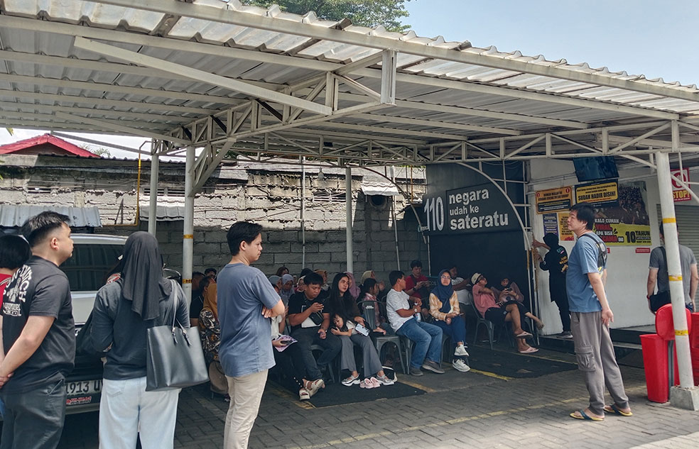 Antrean pelanggan Sate Ratu