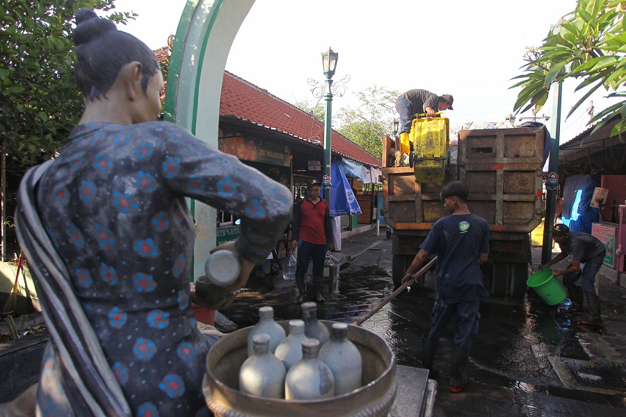 Petugas DLH Kota Jogja mengambil sampah di area Pasar Ngasem, Kota Jogja, Jumat (2/1/2026).